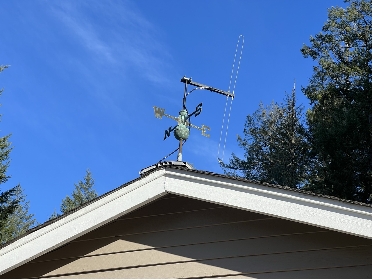 The weather vane antenna mount